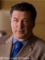Alec Baldwin signe une entente officielle pour <i>Rock of Ages</i>