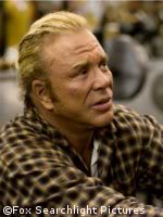 Mickey Rourke sera un joueur de rugby homosexuel